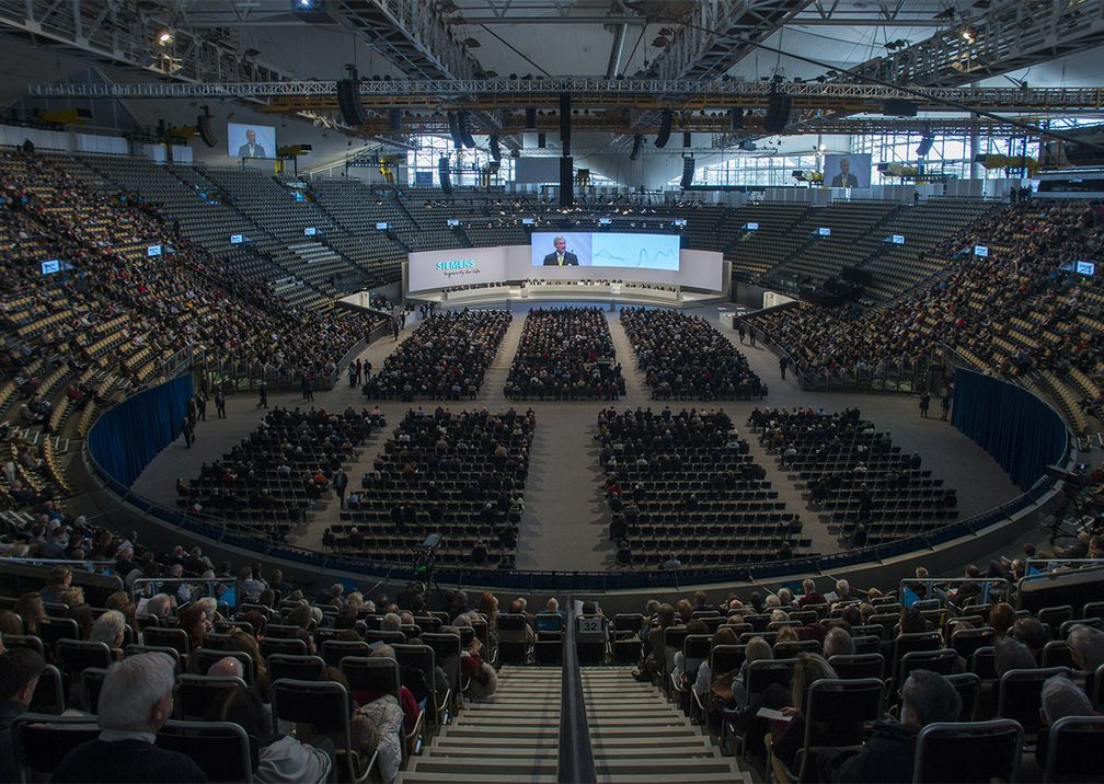 Siemens Hauptversammlung Bühne mit Publikum