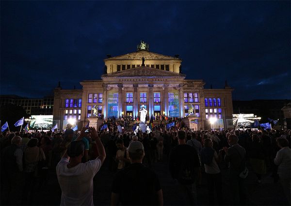 Gendarmenmarkt Publikum bei Nacht