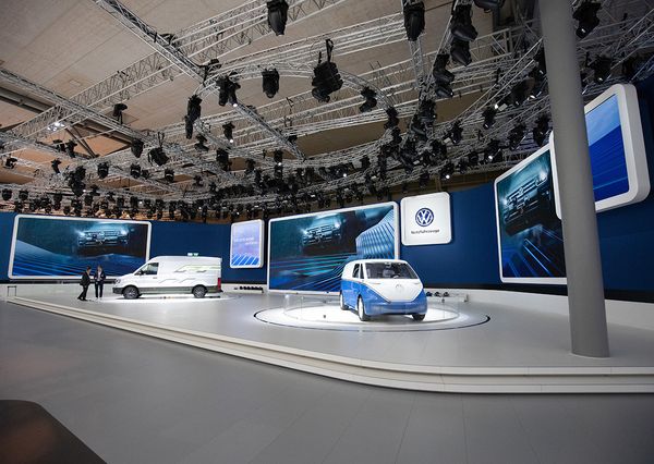 IAA VW Präsentation mit sechs LED Wänden